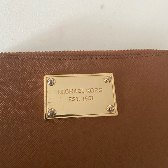 MICHAEL KORS JET SET ZIP AROUND WRISTLET WALLET (brown leather) - Picture 3 of 6